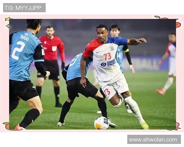 足球明星因伤退赛震动赛场 各方反应与未来影响引关注